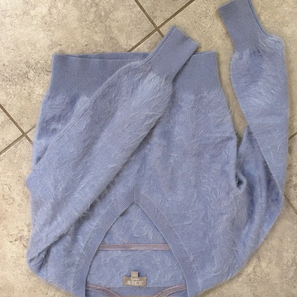 J. Crew CASHMERE Women's Soft V-Neck Eyelash Sweater in Light Blue - Picture 4 of 6